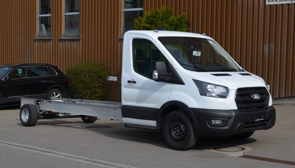 Neuer Ford-Transit weiss mit Baldinger Ultra Light Chassis