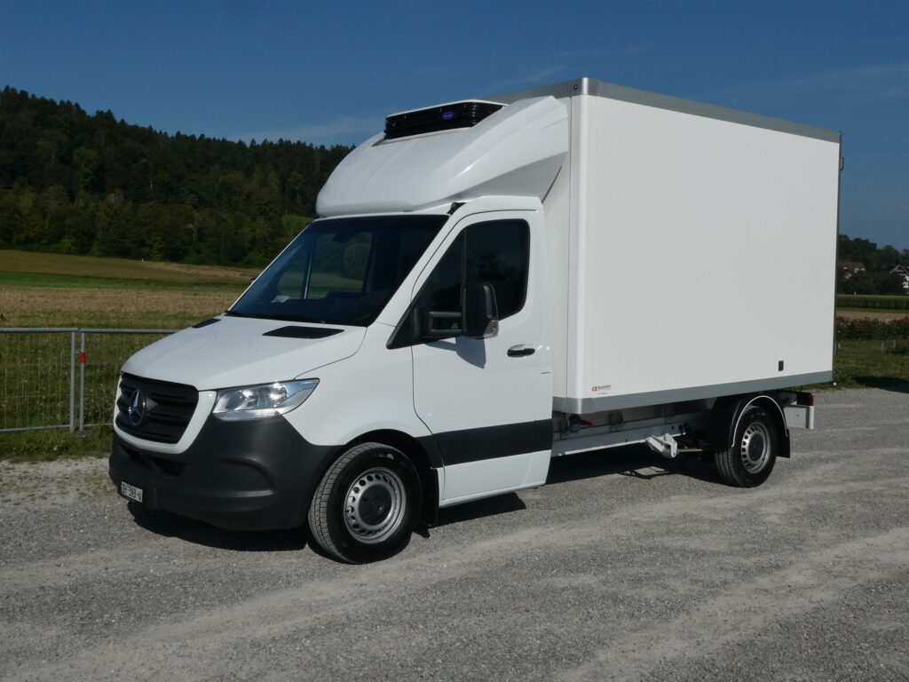 Mercedes eSprinter weiss Kühltransporter mit Baldinger Frigo Box Aufbau