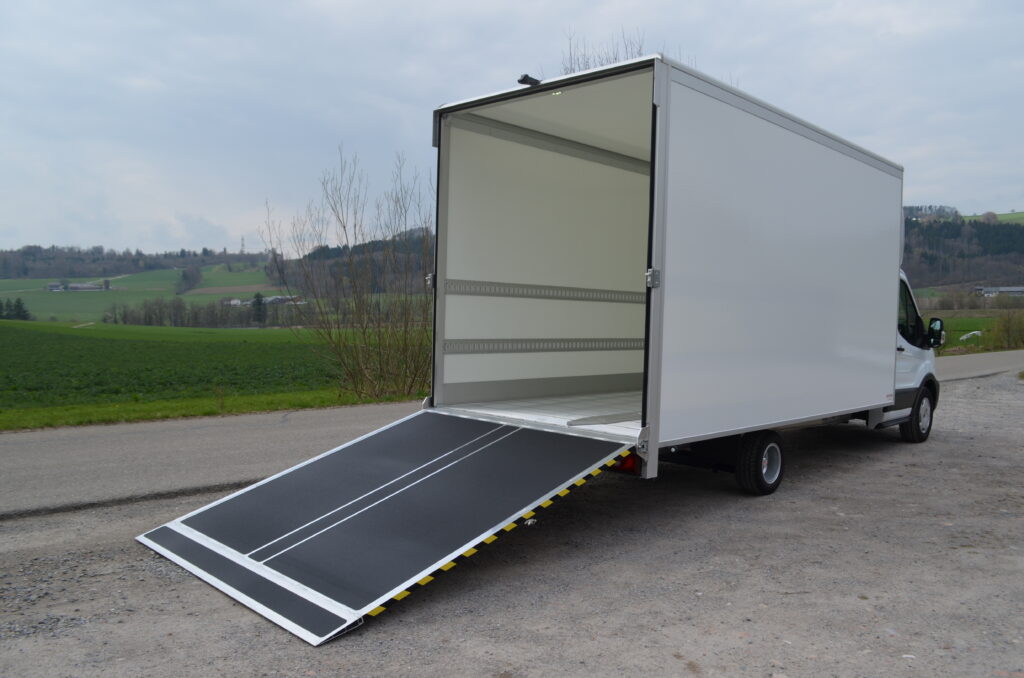 Accès surbaissé et rampe arrière pour véhicules utilitaires légers
