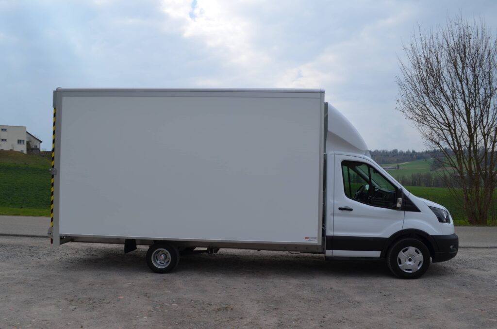 Ford Transit weiss von der Seite
