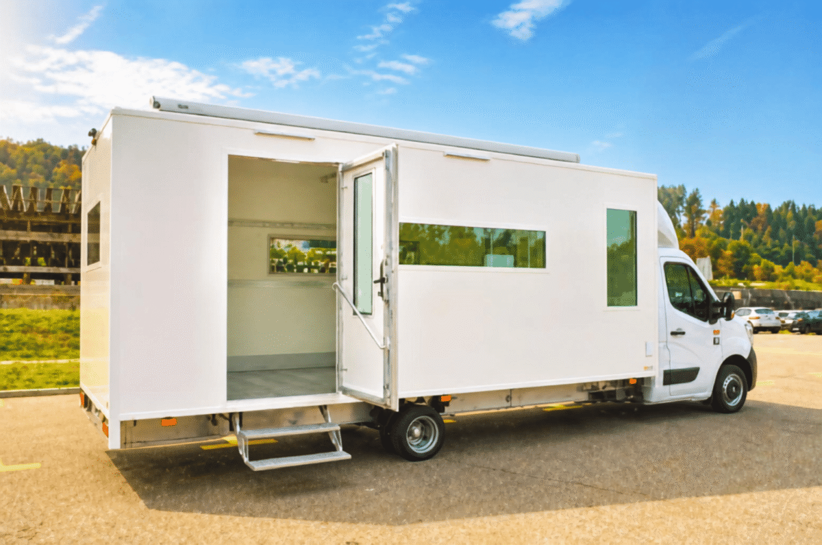Mobiler Showroom mit individuellen Sonderausstattungen für Produktpräsentationen und Vorführungen