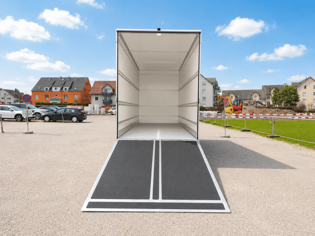 Fensterbau Lieferwagen mit offener Laderampe und Innenansicht: Extra grosser Kofferaufbau mit 6.20 m Länge, 2.10 m Breite und 2.80 m Höhe