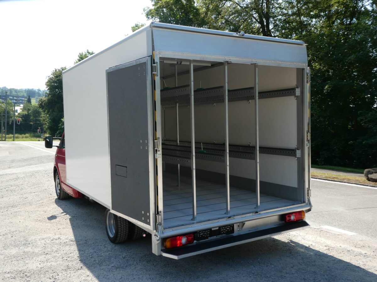 Transporter mit Kombi-Rampe Türe offen