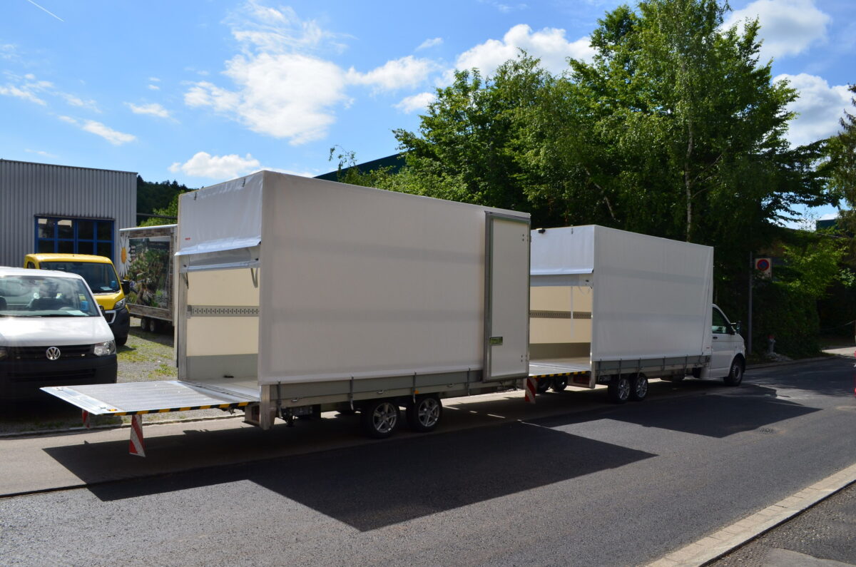 Logistik Fahrzeug mit Kastanaufbau der Anhänger - Fahrzeugaufbau von Baldinger Fahrzeugbau
