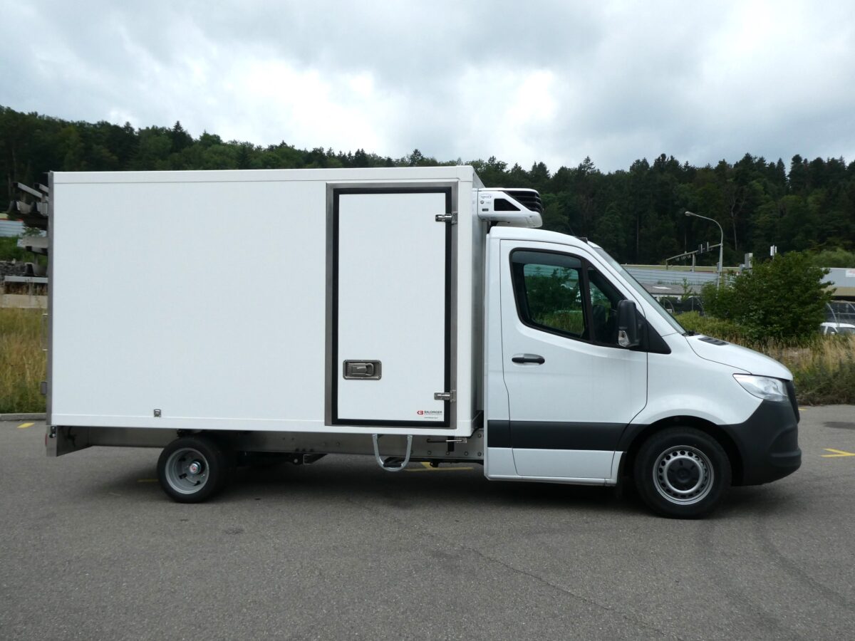 Seitenansicht: Mercedes Sprinter weiss mit Baldinger FrigoBox Kühlkoffer