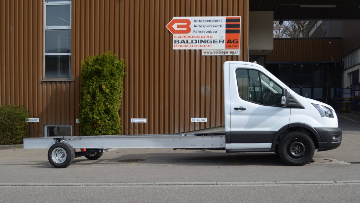 Ford Transit Chassis von der Seite