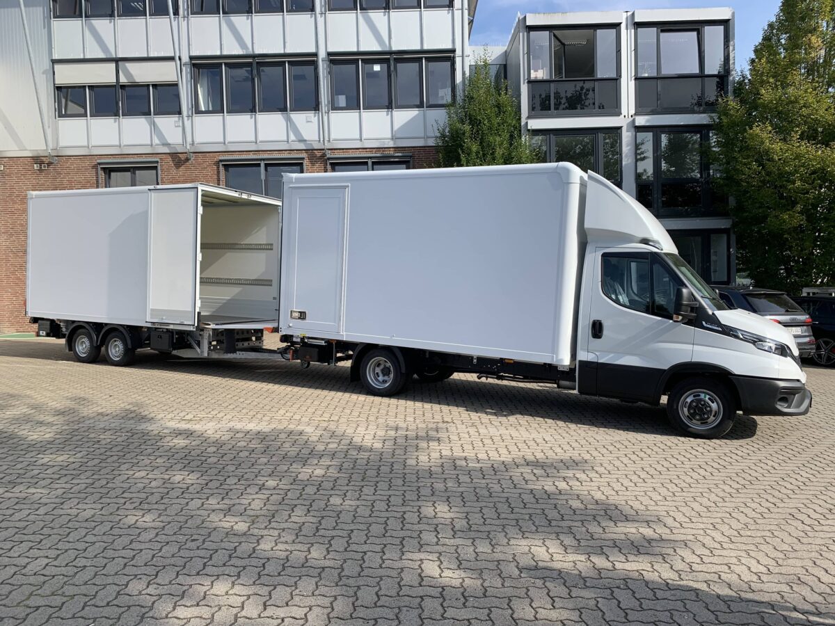 Iveco Daily Kühltransport Nutzfahrzeug weiss mit neuem Baldinger Serien Box Trailer, Frigo Box Aufbau, Seitentüre und Anhänger