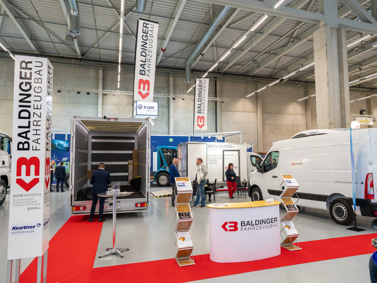 Messestand Baldinger Fahrzeugbau mit Vorführfahrzeugen und Team