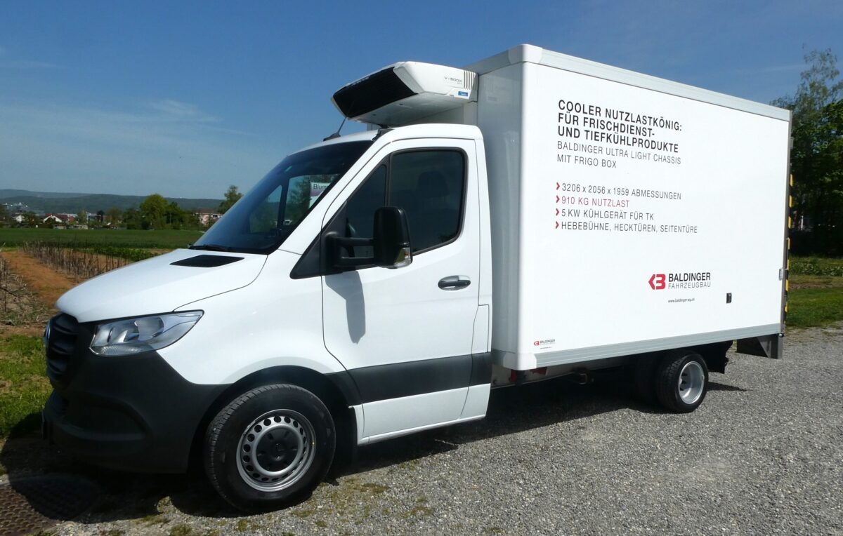 Mercedes eSprinter weiss Seitenansicht: Cooler Nutzlastkönig für Frischdienst- und Tiefkühlprodukte Baldinger Ultra Light Chassis mit Frigo Box