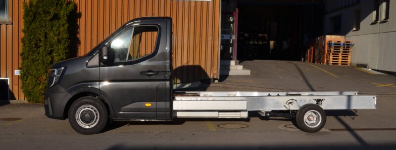 Renault Master E-Tech Chassis schwarz von der Seite